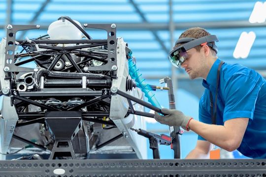 Abbildung 5: AR, VR und das industrielle Metaverse können bei der Schulung neuer Mitarbeiter durch immersive und intuitive virtuelle Arbeitshilfen und Schulungen helfen.(Bild:  Getty Images)