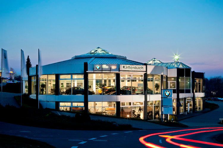 Das Mehrmarkenautohaus Kaltenbach stellt sich darauf ein, dass der Onlinevertrieb auch in ihren ländlichen Strukturen zunimmt. Ein stärkeres Internetengagement und Zuwachs in der Geschäftsführung helfen dabei. (Kaltenbach)