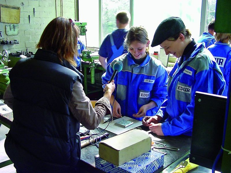 Girls‘ Day bei Edur: Schülerinnen erhalten dabei Einblick in Berufsfelder, die sie im Prozess der Berufsorientierung nur selten in Betracht ziehen – so etwa in technischen Unternehmen und Abteilungen. Bilder: Edur (Archiv: Vogel Business Media)