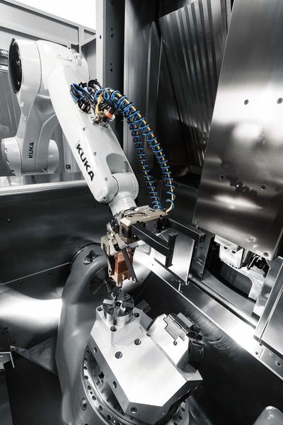 Kompakter Arbeitsraum der C 12 U beim Beladen eines Werkstückes mittels des Roboters. (Bild: Hermle)