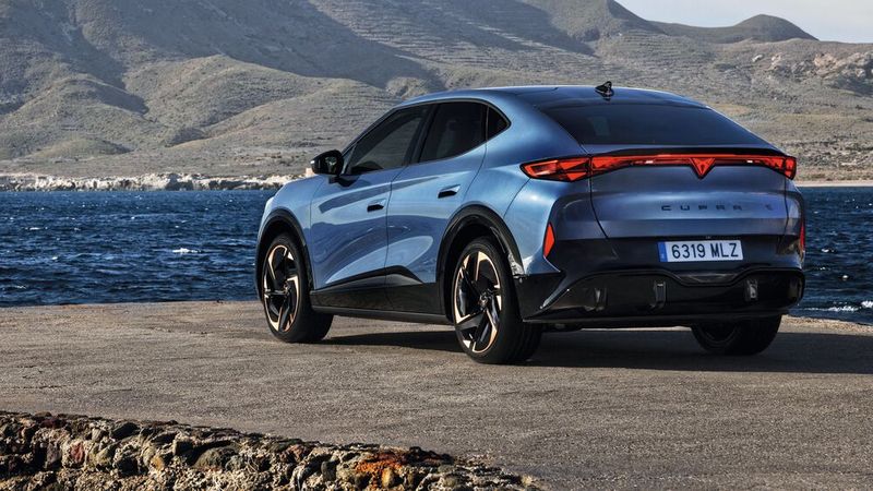 Im Boden steckt ein Akku mit einer Kapazität von 77 kWh, die eine Reichweite von bis zu 522 Kilometern ermöglichen sollen. (Bild: Seat)