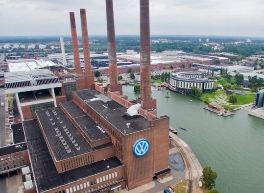 Kommt sie doch, oder nicht? Der Wolfsburger Autokonzern Volkswagen konnte wider Erwarten den Cashflow von zunächst befürchteten null auf sechs Milliarden Euro pushen. Das bringt den Betriebsrat auf die Idee, eine Prämie für die Tarifmitarbeiter auszuschütten ...(Bild:  dpa)