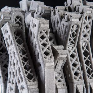 Die Wand trennt die Passagierkabine von der Bordküche und hält die Klappsitze für die Flugbegleiter.