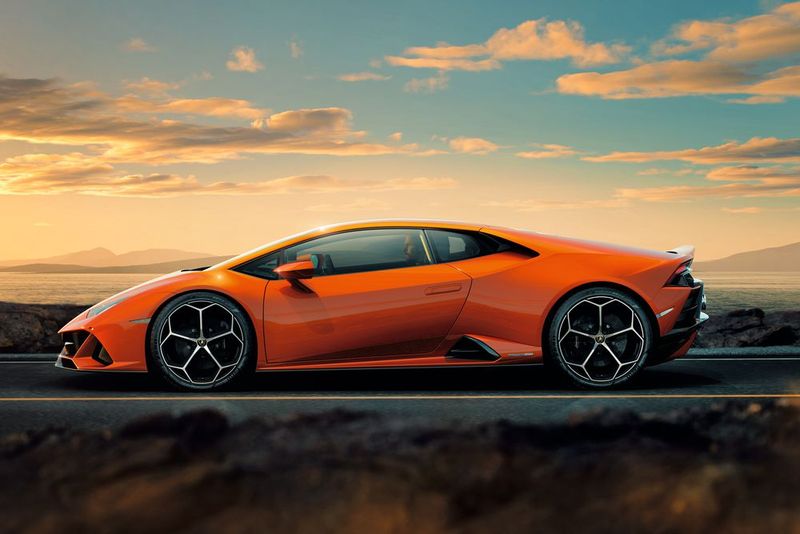Der Motor ist hinter den Sitzen aber noch vor der Hinterachse angebracht, das erlaubt eine Gewichtsverteilung von 43 Prozent vorn und 57 Prozent hinten. (Bild: Lamborghini )