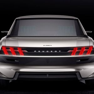 Am Heck kommt die technisch anmutende Lichtsignatur mit dem Drei-Krallen-Muster eindrucksvoll zur Geltung.(Bild:  Peugeot)