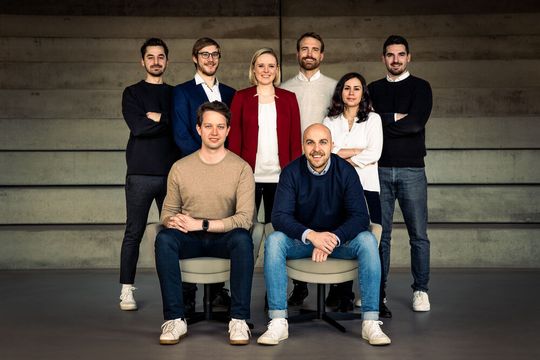 Das Team von Remberg. Vorne von links: Cecil Wöbker und David Hahn. Dahinter von links: Robert Urban, Hagen Schmidtchen, Beate Plendl, Fabian Memmert, Lucy Ivanova, Julian Madrzak. (Bild:  Remberg)
