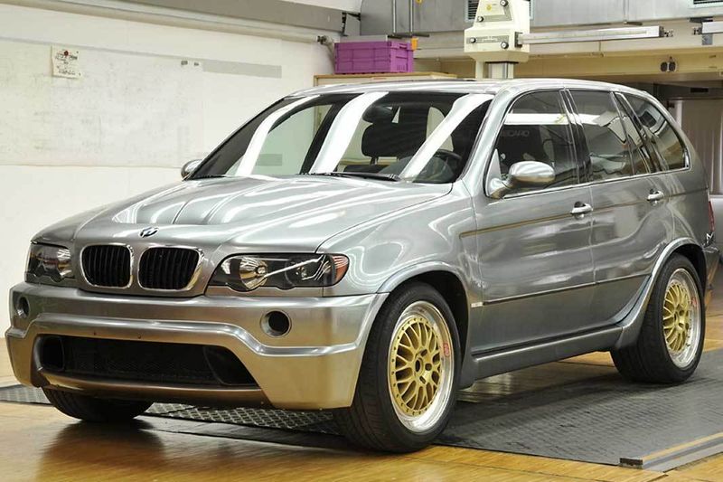 Mit Allradantrieb und verstärktem Fahrwerk hat der SUV X5 700 PS. (Archiv: Vogel Business Media)