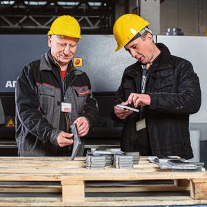 Die Ergebnisse stimmen – dank der Maschinen von Arku: Krzysztof Strzelecki, Produktionskoordinator bei Instytut Mechaniki (links), und Piotr Nizynski, Leiter Instandhaltung, sind mit der Richtmaschine Flat Master 55 und den zwei Entgratmaschinen Edge Breaker 2000 und 4000 sehr zufrieden.(Bild:  Arku)