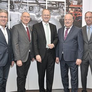 Führungskräfte des bayerischen Kfz-Gewerbes: (v. li.) Rudolf Angerer, stellvertretender Landesinnungsmeister, Günter Friedl, Vizepräsident, Thomas Koch, Leiter des Instituts für Kolbenmaschinen am Karlsruher Institut für Technologie, Albert Vetterl, Präsident und Landesinnungsmeister, Andreas Tröger, Obermeister der Innung Oberfranken.(Bild: Zietz)