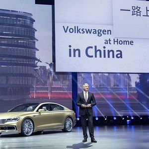 Dr. Heinz-Jakob Neußer, Mitglied des Markenvorstands Volkswagen, präsentierte in Shanghai die seriennahe Studie VW C-Coupé GTE.