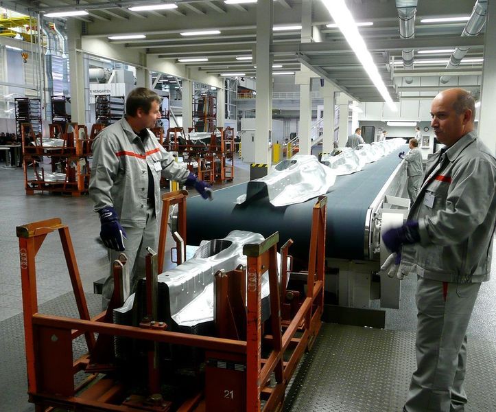 Die ersten Pressteile (Tunnel) verlassen die neue Großraumsauger-Transferpresse bei Audi in Neckarsulm. Bilder: Kuhn (Archiv: Vogel Business Media)