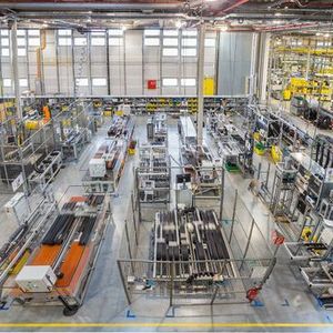 Um die Lebensdauer sämtlicher Produkte verlässlich voraussagen zu können, betreibt Igus sein Testlabor für bewegte Leitungszerstörung in Energieketten.