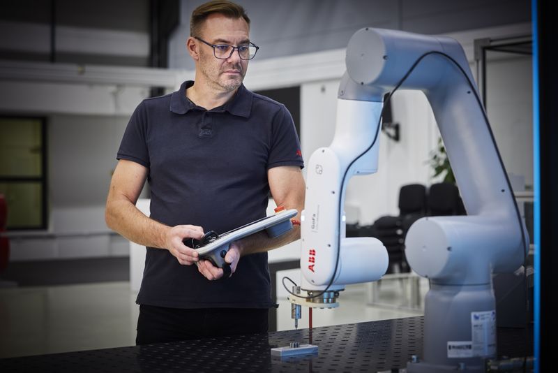 Intuitive no-code tools and AI-supported software lower the barriers to entry into robotics, making it quickly accessible even for users without programming knowledge.(Image:  ABB Robotics)