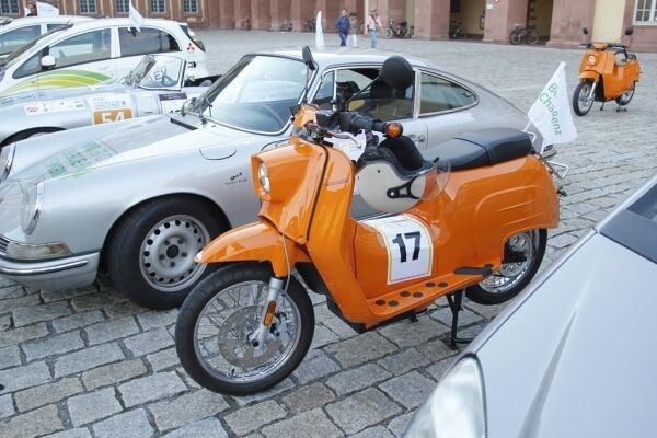 Bertha Benz Challenge 2012, 1. Tag: Ankunft der Teilnehmer am Mannheimer Schloss. Die e-Schwalbe des Teams der Windreich AG. (Ulrich Steinlechner)