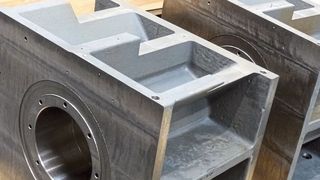 Bei den Spindelkasten wird zunächst die Auflage feingeschlichtet, früher musste diese geschliffen werden. Die entsprechenden Ebenheiten und Oberflächen schafft man mit dem Einsatz der H 5000 durch das Feinfräsen. (Bild: Heller)