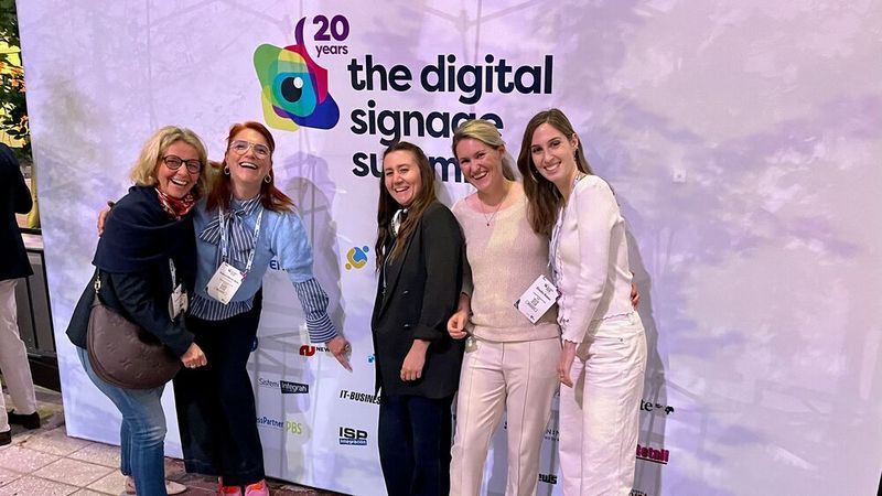 Die ISE-Ladies zeigen, wer auf dem Digial Signage Summit der wichtigste Medienpartner ist: IT-BUSINESS! (Bild: Vogel IT-Medien GmbH)