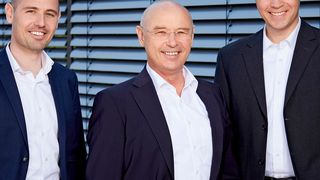 TQ-Systems: Die TQ-Firmengründer und Geschäftsführer Detlef Schneider (Mitte) und Rüdiger Stahl (rechts) mit dem neuen Mitglied der Geschäftsführung Stefan Schneider (www.adrianschaetz.com/TQ-Systems)