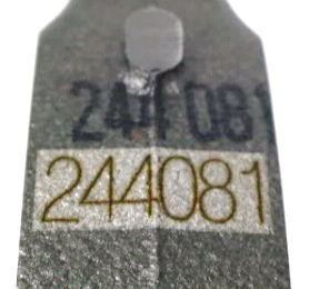 Seriennummer auf rauer Stahlgussoberfläche, oben Stempeldruck, unten Lasergravur mit Hellfärbung des Untergrundes. (ACI Laser)