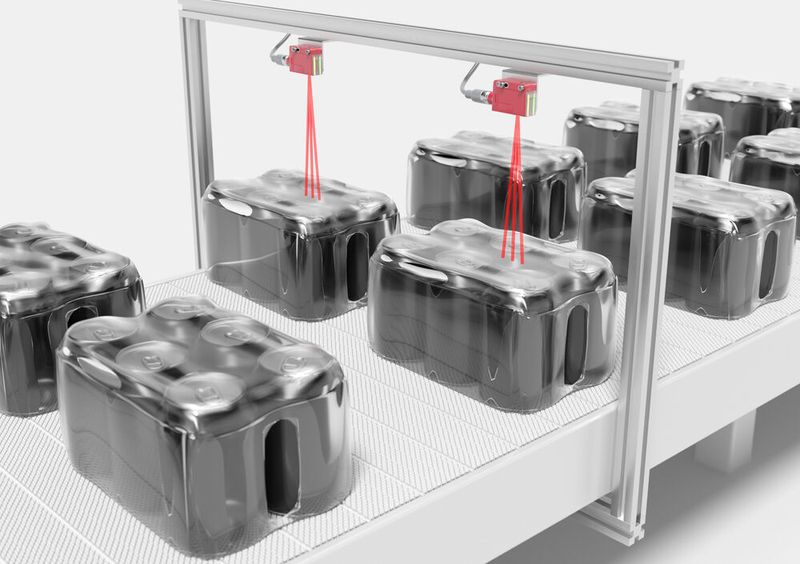 Die Detektion funktioniert objektunabhängig und zuverlässig: Der DRT25C.R erfasst Six-, Eight- und Multipacks, egal ob mit transparenter oder bedruckter Folie. (Leuze)