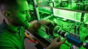 Um die Temperaturverteilung im Elektromotor in Echtzeit mit KI-Methoden schätzen zu können, sammelte Doktorand Saeed Farzami an einem Teststand Massen von Daten. Hierzu stattete er einen Elektromotor an allen kritischen Stellen mit Sensoren aus: an verschiedenen Orten in den Wicklungen, im Rotor und auch am Gehäuse.  (Bild: Oliver Dietze)