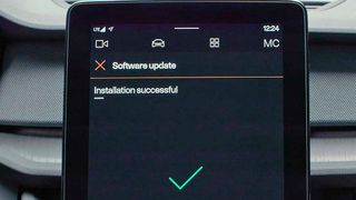 Fahrer des Polestar 2 und des Volvo XC40 Recharge sollten auf Updates in ihrem Display achten. Der Hersteller will eine sicherheitsrelevante neue Software aufspielen. (Bild: Volvo)