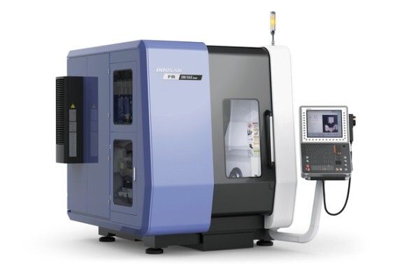 Red Dot Award 2015 Werkzeugmaschine FM200/5AX Linear von Hersteller DOOSAN infracore, Südkorea: Die Werkzeugmaschinen FM200/5AX Linear zeichnen sich durch eine ergonomische Gestaltung aus, die eine einfache Bedienung und Wartung ermöglicht. Die fünfeckige Grundform ergibt einen großen Bearbeitungsinnenraum. Die niedrig konzipierte Rahmenkonstruktion erleichtert den Zugang zur Maschine. Zwei verbundene Metallrahmen unterstreichen das charakteristische Erscheinungsbild, das sich auch im Design der Zusatzausstattung wiederfindet. (Bild: Red Dot)