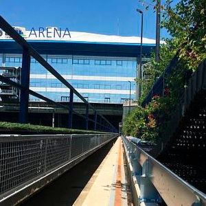 Den silbernen vector  gewinnt das Unternehmen Rhenac GreenTec AG aus Hennef für den Einsatz von Energiekettensystemen in der Rasenbelichtungsanlage der Veltins-Arena. (Bild:  Igus)