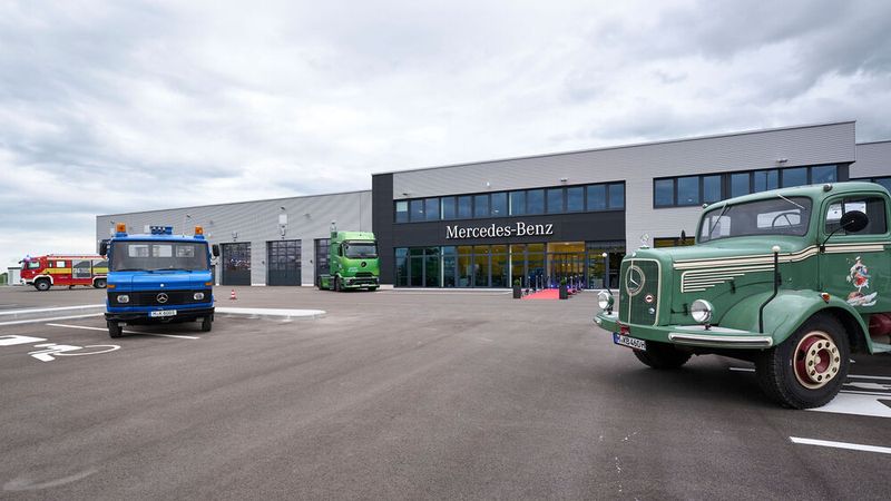 Gewerbe- und Flottenkunden finden in Aschheim Angebote für den Mietkauf oder das Leasing. (Bild: © Daimler Truck AG)