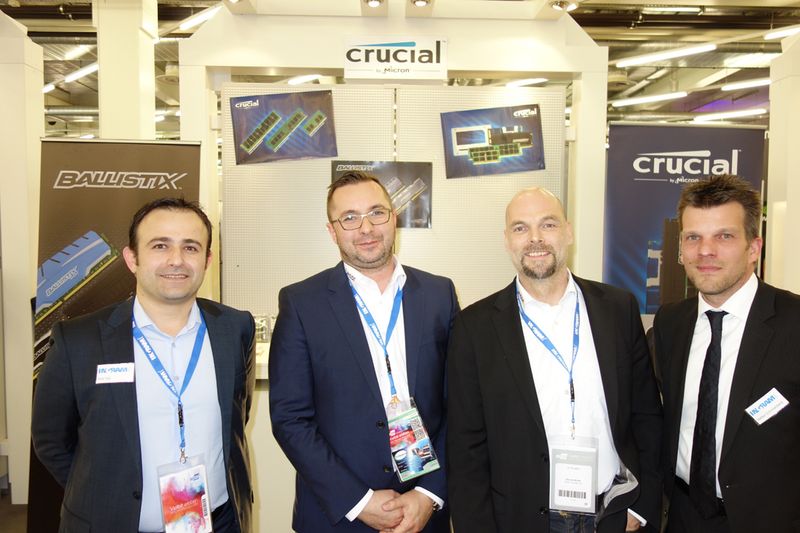 (v. l.) Aziz Izgi, Ingram Micro, Andreas Catta und Sascha Müller, Micron, mit Stefan Schönenberg, Ingram Micro (Bild: IT-BUSINESS)