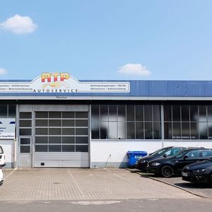 Der Betrieb bietet Mechanik- und Karosseriereparaturen an allen Fahrzeugen an.(Bild:  Rosenow, Schreiner/»kfz-betrieb«)