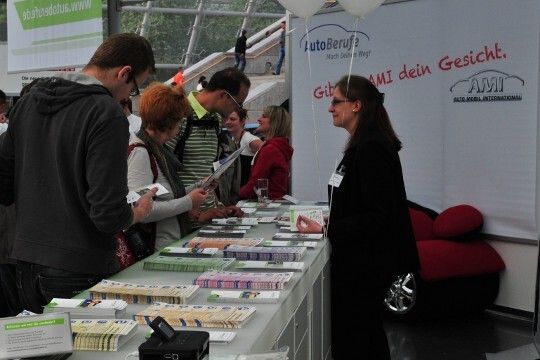 Wer an einer Ausbildung im Kfz-Gewerbe interessiert ist, findet zahlreiche Infoflyer. (Foto: Büttner)