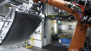 Schon heute werden auf CFK-Pressen von Schuler unter anderem Carbon-Dächer für bestimmte Auto-Modelle produziert. (Bild: Schuler)