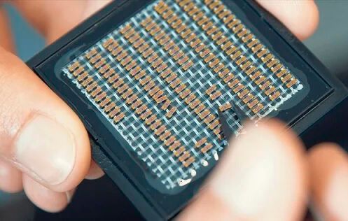Trumpf engagiert sich weiter in Sachen Quantentechnik. Zum einen investiert Trumpf Venture in Qutac, einem Experten für Zufallszahlengeneratoren Quside – hier einer der photonischen Chips. Und auch beim Quantencomputing-Konsortium Qutac ist Trumpf jetzt mit dabei. Trumpf engagiert sich weiter in Sachen Quantentechnik. Zum einen investiert Trumpf Venture in Qutac, einem Experten für Zufallszahlengeneratoren Quside – hier einer der photonischen Chips. Und auch beim Quantencomputing-Konsortium Qutac ist Trumpf jetzt mit dabei.