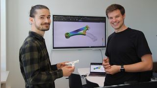 Nils Meyer (rechts) und Projekt-Mitarbeiter Julian Greif entwickeln ein KI-Tool, um die Bauteilentwicklung im Spritzguss zu optimieren. (Bild: Universität Augsburg)