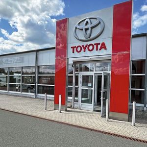 In Hof hat die oberfränkische Motor-Nützel-Gruppe ihre Präsenz mit einem Toyota-Autohaus ausgebaut.(Bild:  Motor-Nützel)