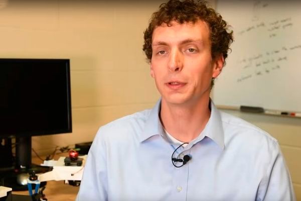 John Gerdes und sein Team. Der Armeeforscher  arbeitet an 3D-gedruckten Drohnen eng mit den U.S. Marines in Camp Lejeune, North Carolina zusammen. (Bild: David McNally, army.mil)