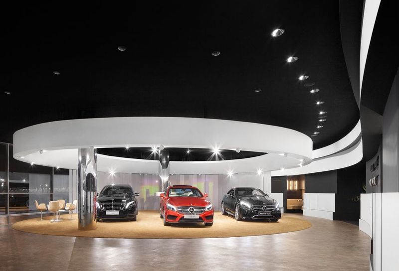 Einzelne Modelle werden auf so gennanten Themeninseln präsentiert. (Anastasia Hermann)