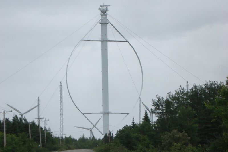 Windkraftanlagen gibt es aber auch mit vertikaler Drehachse. Nach dem Darrieus-Prinzip arbeitet hier eine kanadische Großanlage neben ihren herkömmlichen Schwestern. (Foto: commons.wikimedia.org /Spiritrock4u (CC BY-SA 3.0))