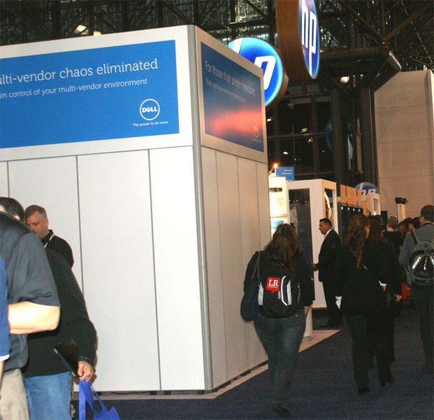 Mit dem „Flex-Management“ verspricht HP, auch Produkte von Fremdherstellern verwalten zu können. Im Network Operation Center (NOC) von der Kongressmesse Interop, die vergangene Woche in New York stattfand, konnten auch Cisco-Komponenten mit Hilfe des Management-Tool überwacht und gesteuert werden. Bild vom HP-Messestand: Ostler (Archiv: Vogel Business Media)