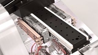 Sechs Piezomotoren mit einer Kraft von jeweils bis zu 15 N sind in einer kundenspezifischen Applikation verbaut. (Steinmeyer Mechatronik)