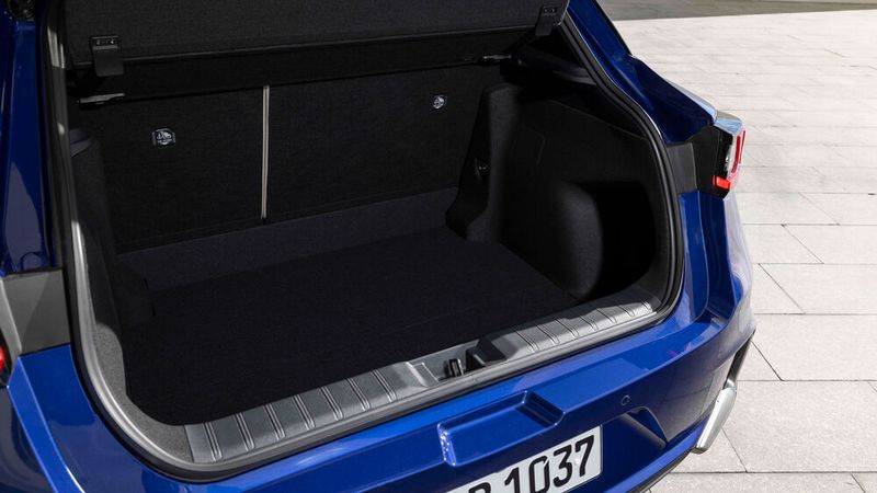 Das Kofferraumvolumen kommt standardmäßig auf 400 Liter. (Bild: Lexus)