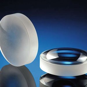 Auch per Laser poliert, ist diese Glaskomponente (links daneben unbearbeitet) aus dem Material BK7, einem Glas, dessen Eigenschaften besonders für optische Anwendungen ausgelegt sind.(Bild:  Fraunhofer-ILT)