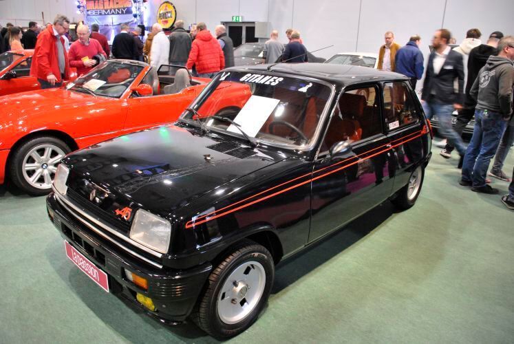 Gerade Oldtimer mit Preisen bis 25.000/30.000 Euro erfreuen sich handelstechnisch nach wie vor großer Beliebtheit. So wie dieser seltener Renault R5 Alpine, der nach wenigen Stunden bereits ein „Verkauft“-Schild trug. (Dominsky/»kfz-betrieb«)