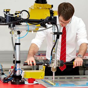 Klebemöglichkeit mit „intelligenter“ Bedienerführung von SCA: Applikator und Düse sind an einem in drei Achsen beweglichen Handlingarm befestigt. Die Klebepistole arbeitet dabei nur in einem festgelegten Bereich.