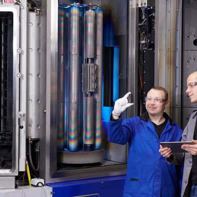 Dank industrienaher Fertigung am Fraunhofer IWS gelangen ta-C-Schichten schnell von der Forschung in die Praxis. Laser-Arc-Anlagen können diese Beschichtungen herstellen, die besonders unter hohen mechanischen oder tribologischen Belastungen ideale Eigenschaften liefern. Das soll Reibverluste reduzieren und Bauteile in anspruchsvollen tribologischen Systemen sicher vor Verschleiß schützen. (Bild: Jürgen Jeibmann/Fraunhofer IWS)
