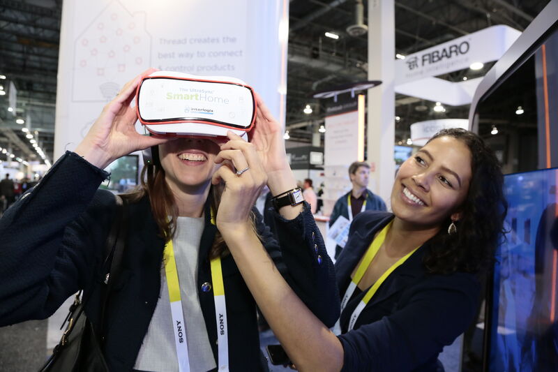 Einmal in virtuelle Welten abtauchen – auf der CES konnten die VR-Brillen getestet werden. (Bild: CES)