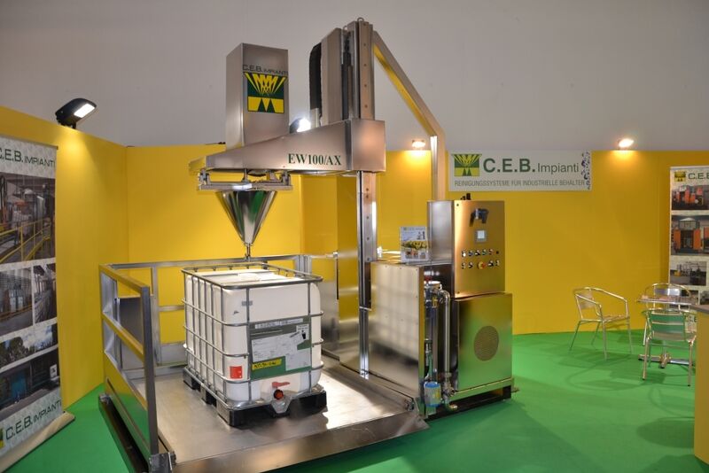 Eine überdimensionale Spülmaschine hat CEB Impianti aus Italien mitgebracht. Industrielle Behälter wie IBCs werden hier wieder für den Einsatz fit gemacht. (Bild: PROCESS)