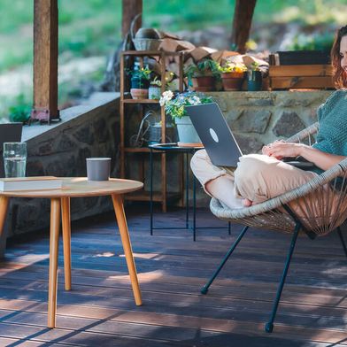 Laut dem Trendbericht nehmen mehr Frauen als Männer ihren Anspruch auf Bildungsurlaub wahr.  (Bild: © olezzo - stock.adobe.com)