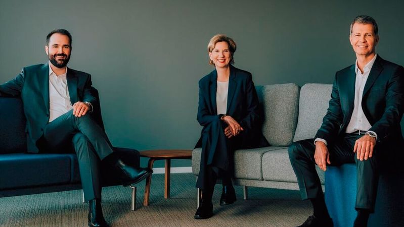 Frederik Blachetta (CTO), Dr. Claudia Thamm (CSO) und Christian Helfrich (CEO) bilden das neue Geschäftsführer-Trio der Bundesdruckereigruppe.(Bild:  Bundesdruckerei)