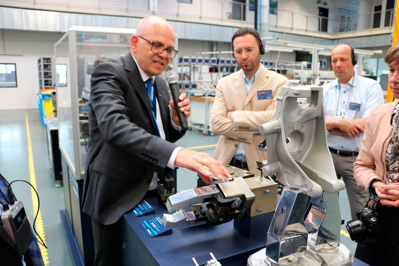 Im Praxisteil der Veranstaltung wurde MRK für die Teilnehmer erlebbar. Schunk zeigte Cobot-Applikationen live in Aktion. (Sonnenberg)